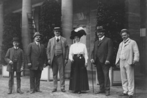 Heinrich Weber (2. v. r.) mit Ehefrau (3. v. r.) und Manager (2. v. li.); Sammlung privat